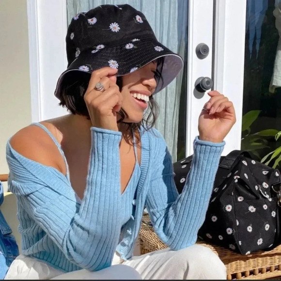 Alice + Olivia AO X FABFITFUN Reversible Daisy Print Bucket Hat One Size - Picture 3 of 11